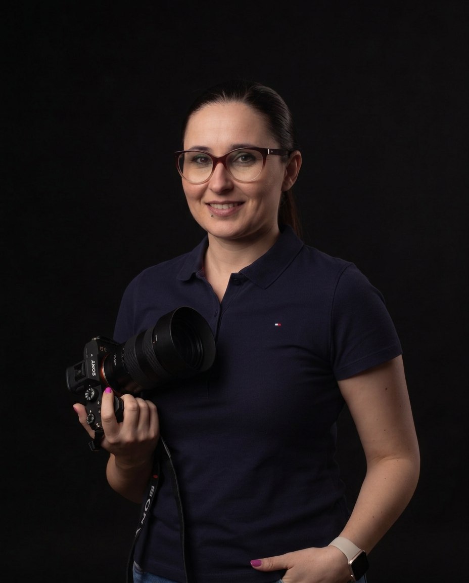 Elisa Cipolla con la sua fotocamera Sony su sfondo scuro